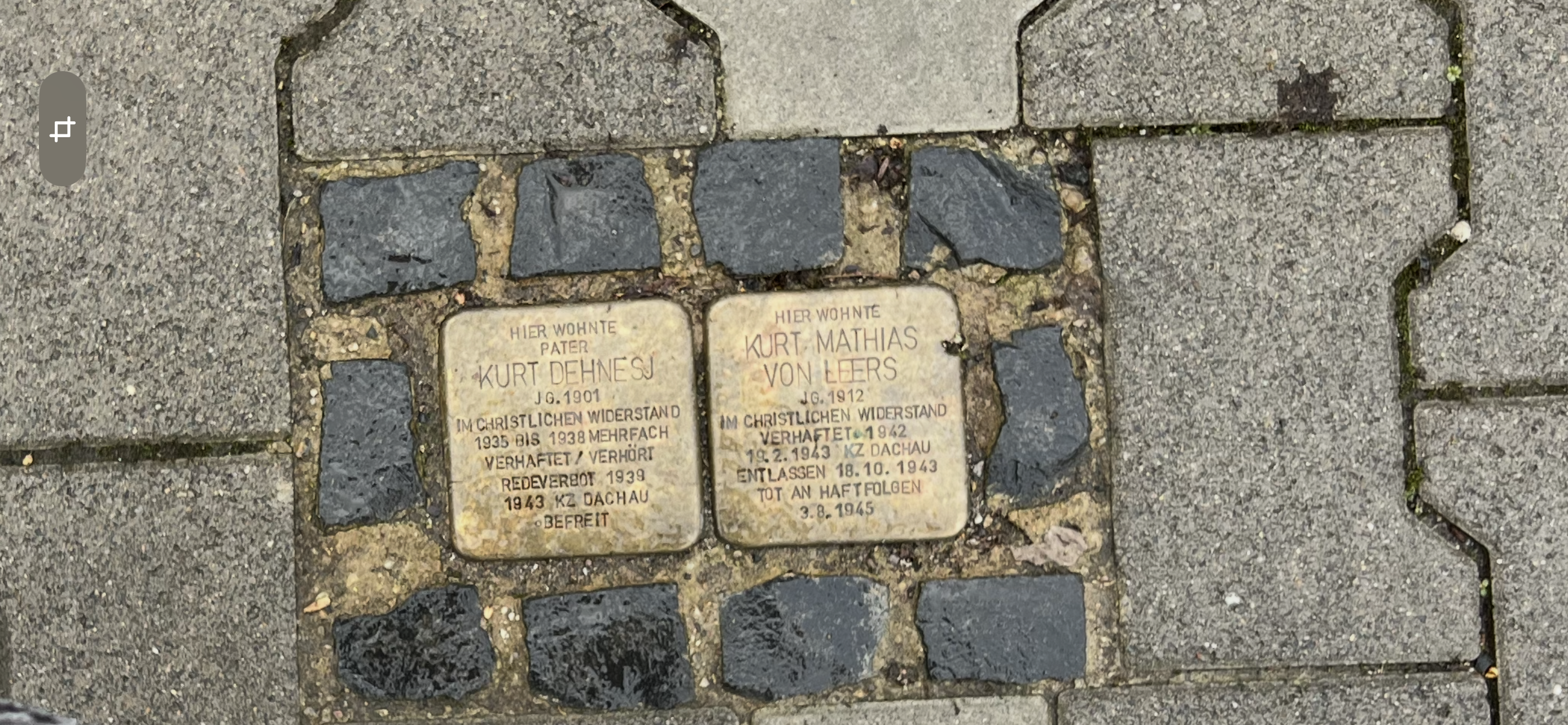 Stolpersteine für Pater Kurt Dehne SJ und Kurt Mathias von Leers; Foto: M. Koller