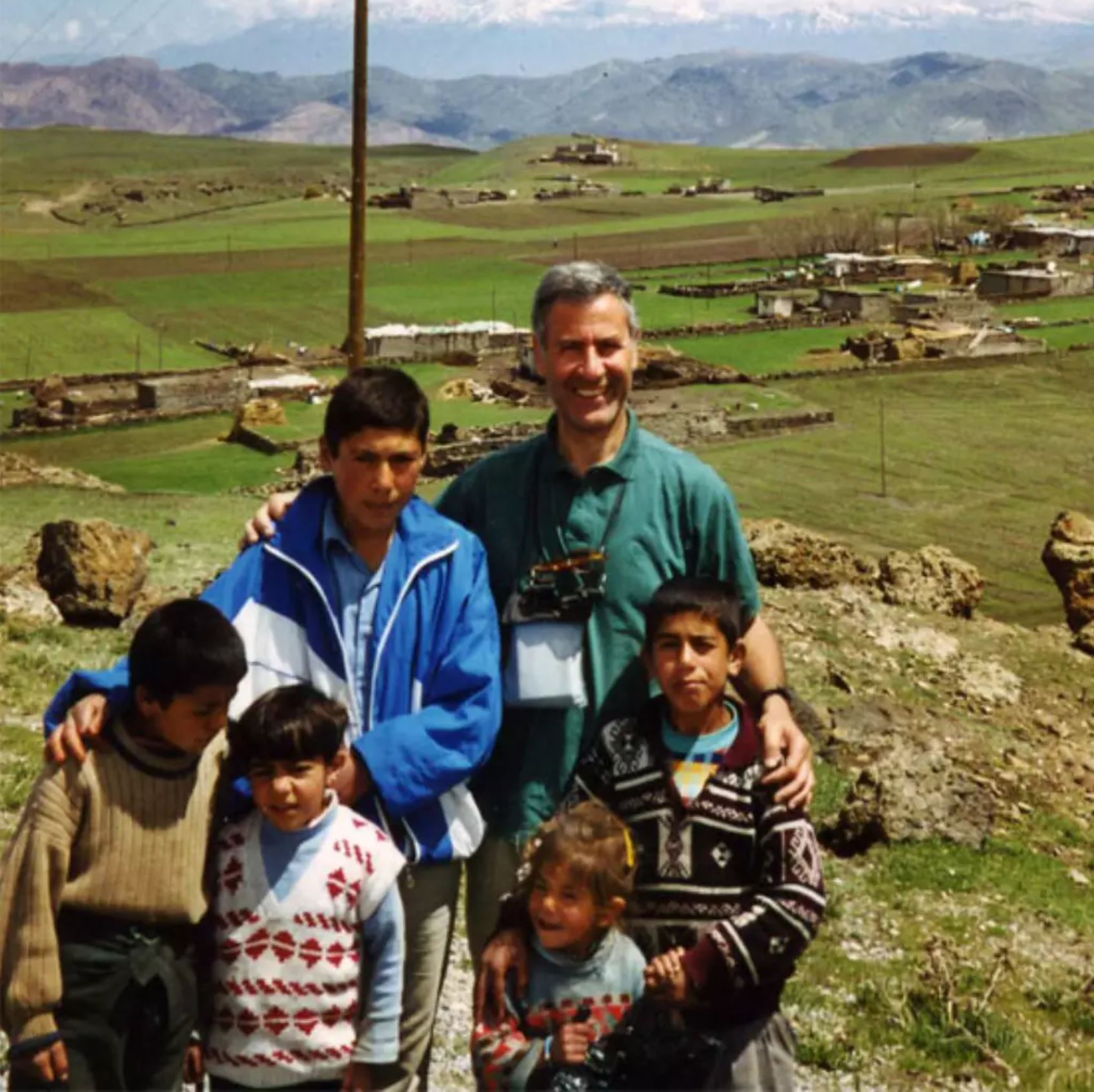 Pfarrer Andrea Santoro mit Kindern – Erzbistum Rom Pfarrer Andrea Santoro mit Kindern; Erzbistum Rom