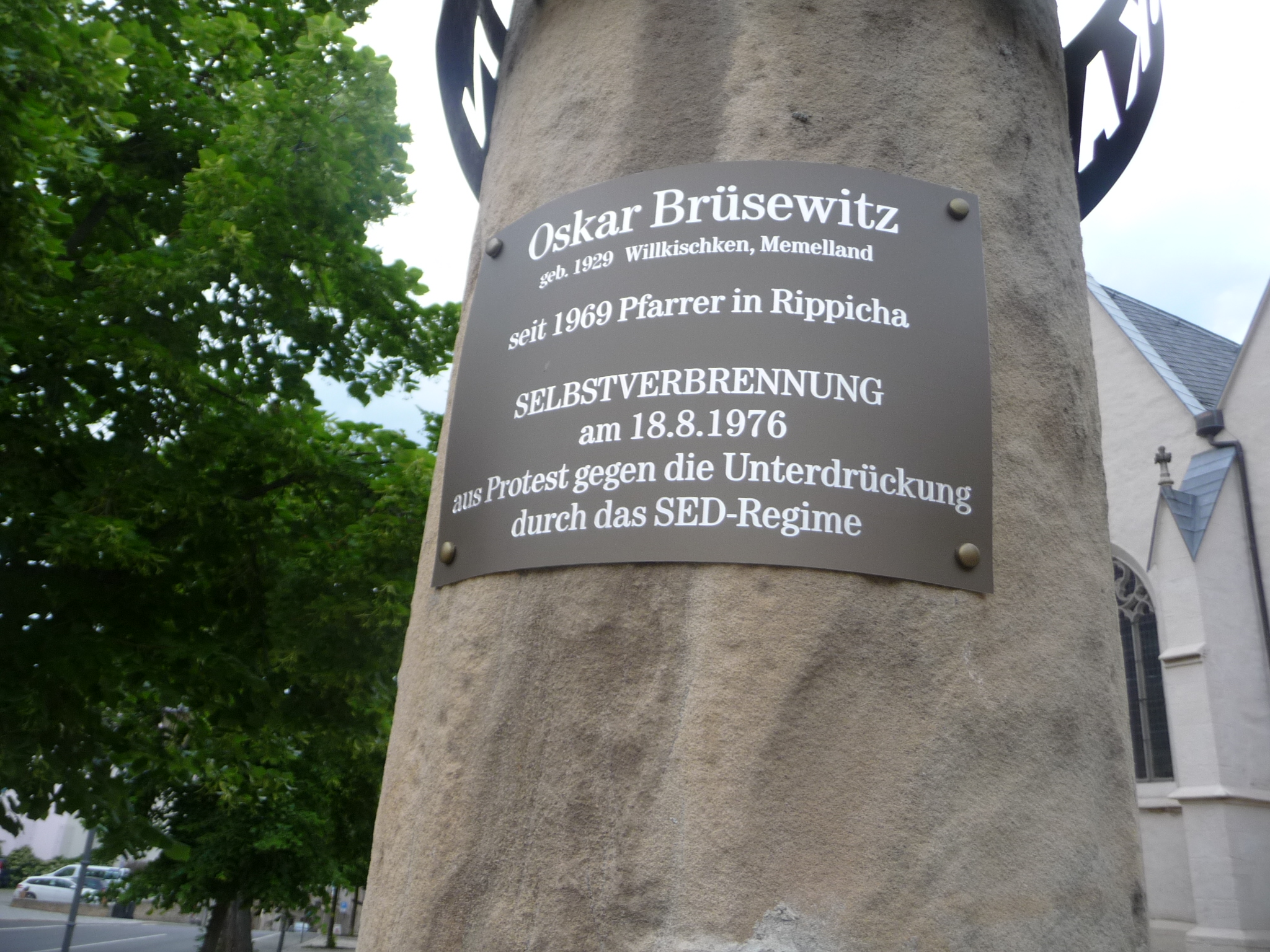 Gedenktafel_Oskar_Brüsewitz Gedenktafel an Oskar Brüsewitz vor der Michaeliskirche in Zeitz/ Dr. Benedikt Vallendar/ CC BY-SA 3.0